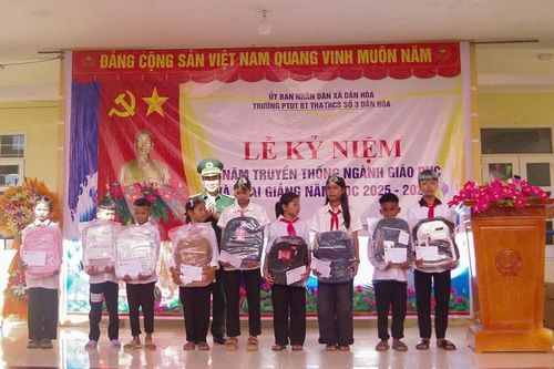 Bộ đội Biên phòng Quảng Trị tặng 580 suất quà, trị giá trên 1,25 tỷ đồng cho học sinh biên giới nhân ngày khai giảng