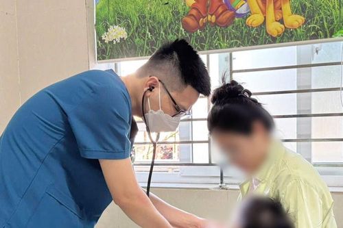 Uống nhầm thuốc nhỏ mũi, bé trai 8 tháng tuổi phải cấp cứu khẩn cấp
