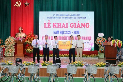 Hành trình chắp cánh ước mơ: LPBank trao tặng 300 xe đạp cho học sinh nghèo Đất Tổ