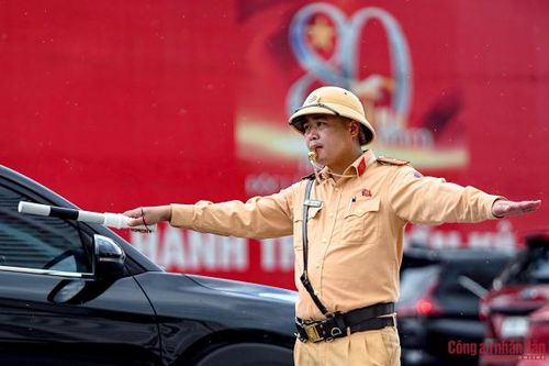 Công an Hà Nội tiếp tục phân luồng phục vụ Triển lãm thành tựu đất nước