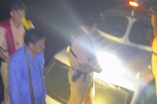 'Cát tặc' dùng Flycam và người cảnh giới để đồng bọn bơm hút cát