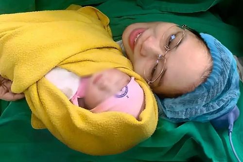Bé gái chào đời khỏe mạnh từ phôi trữ đông sau 11 năm