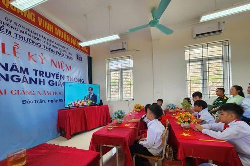 Rộn ràng Lễ khai giảng ở ngôi trường nhỏ chỉ có 11 cô trò nơi biển khơi