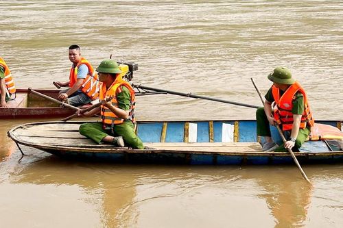 Khẩn trương tìm kiếm người đàn ông đi đánh cá, rơi xuống sông Hồng mất tích