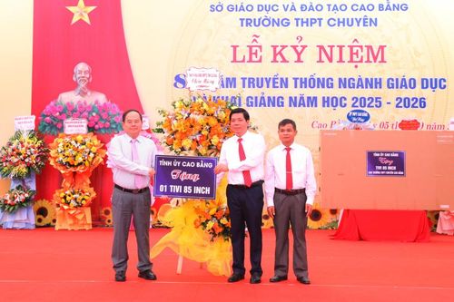 Bí thư Tỉnh ủy Quản Minh Cường dự Lễ khai giảng năm học 2025 - 2026 tại Trường THPT Chuyên