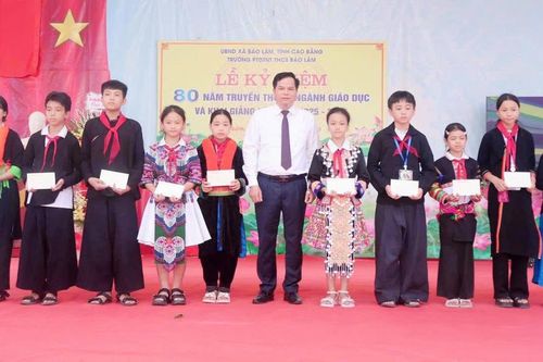 Phó Trưởng đoàn chuyên trách Đoàn ĐBQH tỉnh Bế Minh Đức dự khai giảng năm học mới tại Trường Phổ thông dân tộc nội trú - THCS Bảo Lâm