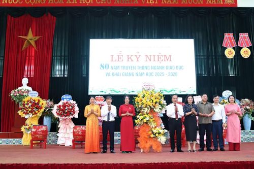 Trưởng Ban Tuyên giáo và Dân vận Tỉnh ủy Nông Thanh Tùng dự Lễ khai giảng năm học mới tại Trường Phổ thông Dân tộc nội trú tỉnh