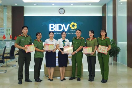 Công an tỉnh triển khai đặt biển cảnh báo tại các ngân hàng trên địa bàn tỉnh