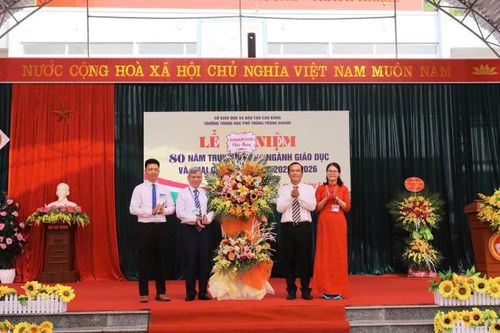 Các đồng chí lãnh đạo tỉnh dự lễ khai giảng tại các trường học trên địa bàn tỉnh