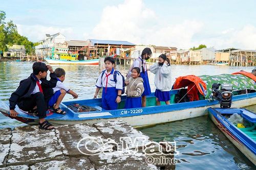 Cách trở đò đưa, niềm vui đến trường vẫn trọn vẹn