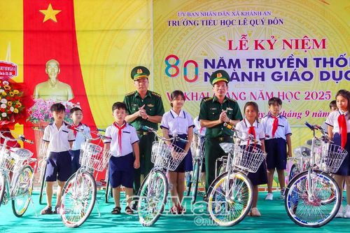 Hơn 320 triệu đồng trao học bổng học sinh khu vực biên giới