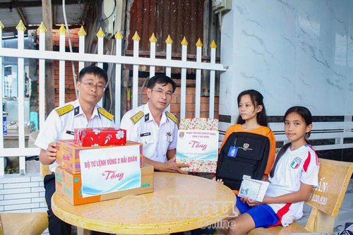 Vùng 2 Hải quân tặng quà cho con ngư dân nhân năm học mới