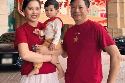 Shark Hưng khoe quý tử hệt như 'bản sao' từ bố, vợ Á hậu thân thiết bên con trai riêng của chồng