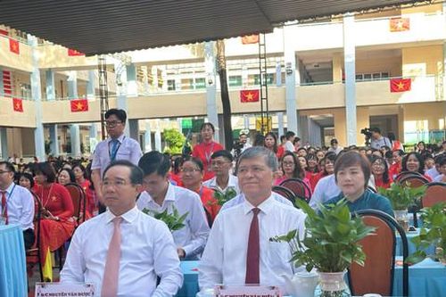 Lãnh đạo UBND TPHCM dự lễ khai giảng năm học mới tại Trường THPT Trần Phú