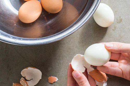 Các mẹo bóc vỏ trứng siêu nhanh, siêu dễ