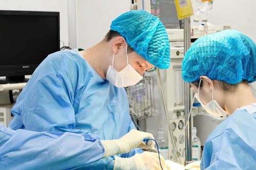 Cô gái 25 tuổi hoại tử bụng sau tiêm trị sẹo do hút mỡ