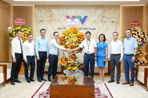 Phó Tổng Giám đốc VOV Phạm Mạnh Hùng chúc mừng VTV nhân dịp 55 năm thành lập