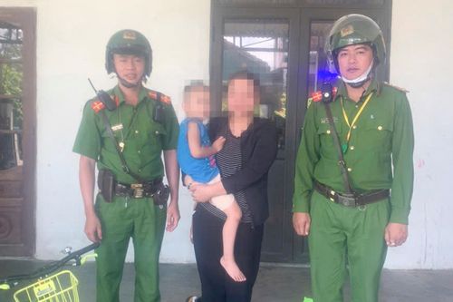 Công an Quảng Trị giúp bé trai 3 tuổi đi lạc tìm người thân