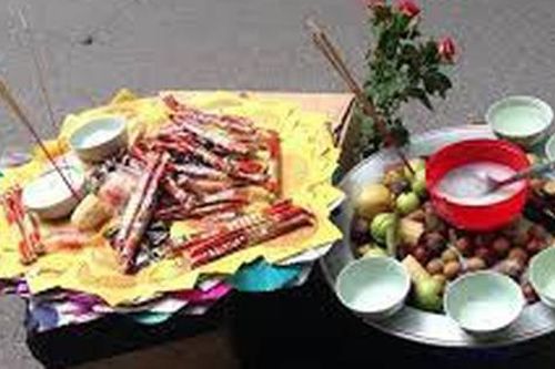 Nhầm lẫn phổ biến: Nhiều người cúng cô hồn xưng danh và 'mời về' như cúng Tổ tiên nhà mình