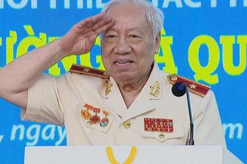 Thiếu tướng 95 tuổi ra mắt hồi ký 'Chiến trường và quê hương'