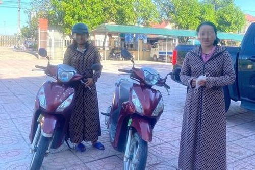 Trùng hợp khó tin: Hai phụ nữ cùng tuổi dắt nhầm xe máy giống nhau khi vào mua hàng