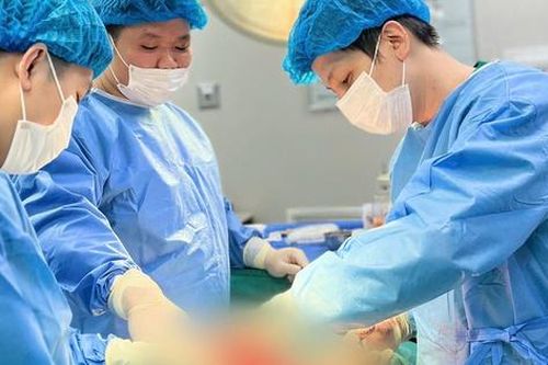 Bụng cô gái 25 tuổi 'biến dạng' sau mũi tiêm trị sẹo do hút mỡ