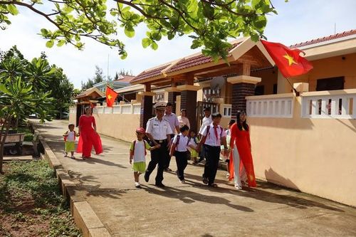 Khai giảng năm học mới ở Trường Sa