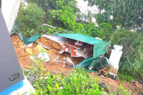 Sạt lở khiến nhà dân và trạm sạc điện bị cuốn xuống sông Lam
