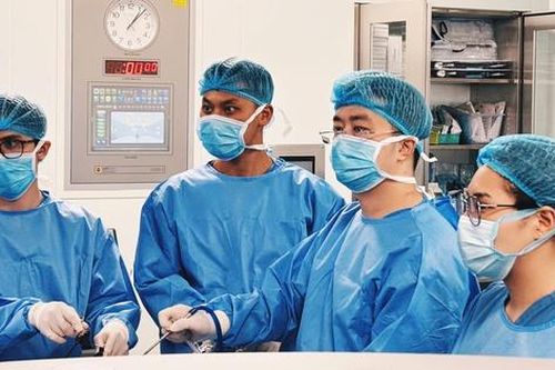 'Phép màu' từ đôi tay bác sĩ cứu sống 2 bệnh nhân có khối u khổng lồ