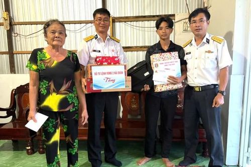 Cán bộ, chiến sĩ hải quân hỗ trợ 5 học sinh có hoàn cảnh đặc biệt tại Cà Mau