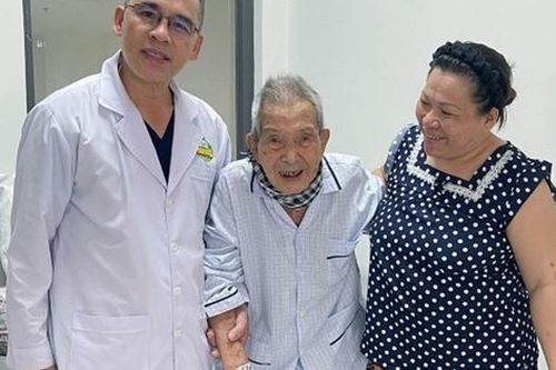 Cụ ông 96 tuổi ở TPHCM được thay khớp háng thành công