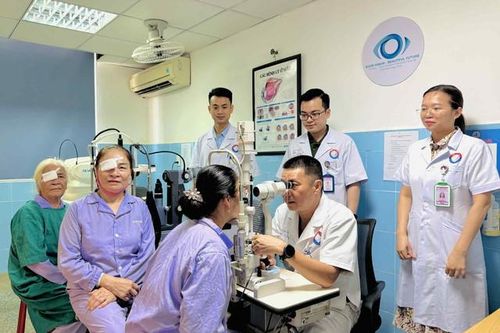 Ba mẹ con cùng phẫu thuật mắt trong một ngày