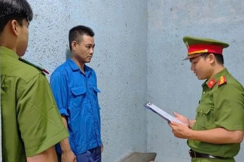 Khởi tố thanh niên dùng ô tô tông thẳng vào xe công an xã