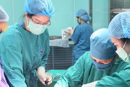 Làm đẹp vùng kín, cô gái 22 tuổi bị xuất huyết phải cấp cứu trong đêm