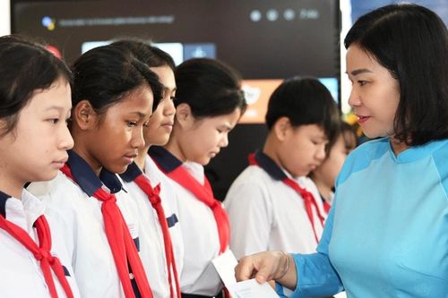 Nhiều phần quà gửi tới học sinh nghèo nhân dịp Năm học mới