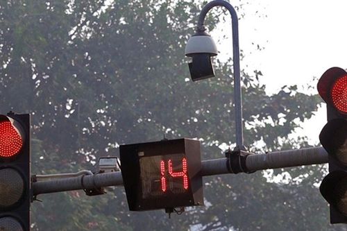 'Tai bay vạ gió' khi chờ đèn đỏ