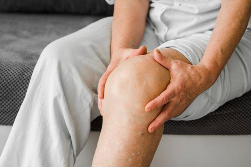 Dấu hiệu bất thường sau khi uống nước cảnh báo thận yếu