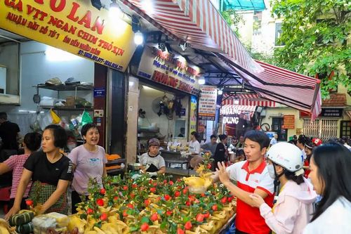 Người dân Hà Nội hối hả mua sắm mâm cúng ngày rằm tháng 7