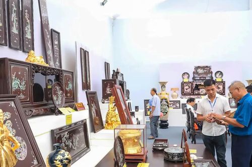 Đông đảo người dân tham quan sản phẩm thủ công mỹ nghệ của Hà Nội