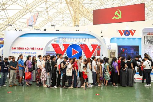 Du khách háo hức trải nghiệm 'Thanh âm lịch sử' tại Triển lãm Thành tựu đất nước