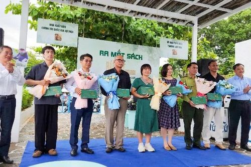 Đà Nẵng: Ra mắt sách ảnh 'Báu vật - Treasure' về bán đảo Sơn Trà