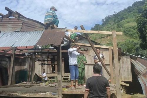 Đà Nẵng: Hỗ trợ kịp thời hai hộ dân xã biên giới bị mưa lớn làm sạt lở, vùi lấp nhà trong đêm