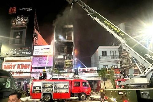Cháy lớn tại một cửa hàng ở Nha Trang