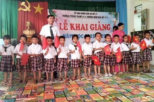 Vang tiếng trống khai trường nơi lũ đi qua