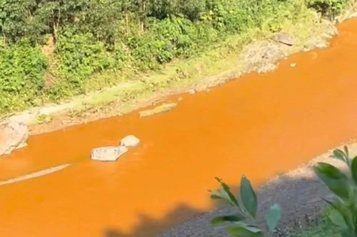 Nghệ An: Nước suối Nậm Huống bất ngờ đổi màu đỏ quạch