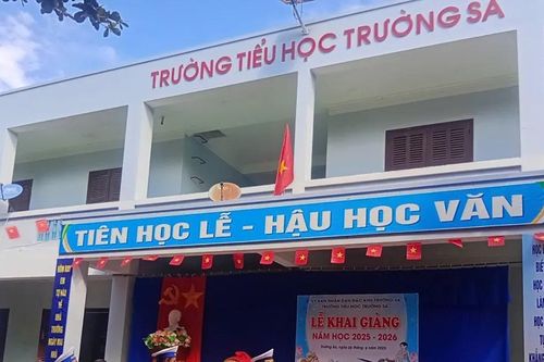Học sinh nô nức đến trường...