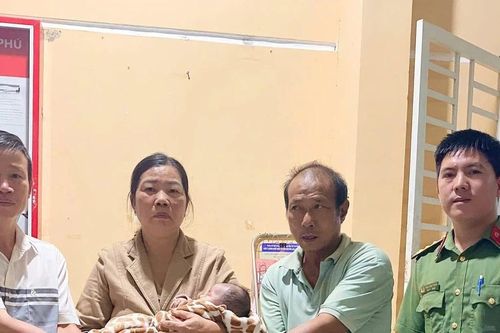 Giúp người phụ nữ cùng con nhỏ đoàn tụ gia đình sau gần 1 năm mất liên lạc