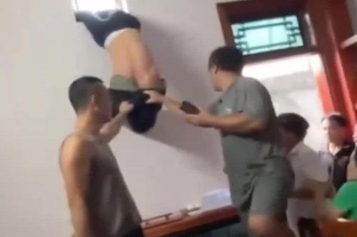 Người đàn ông đột nhập nhà dân bị mắc kẹt khi chui qua lỗ thông gió