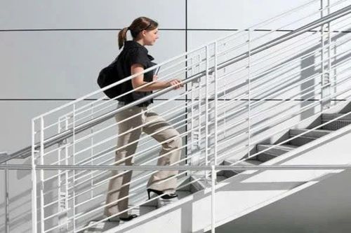 Đi bộ thay thang máy, xương chắc khỏe, cải thiện tim mạch