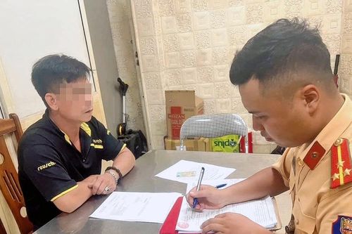 Công an Hà Nội xử phạt tài xế xe tải để dầu diesel tràn xuống đường
